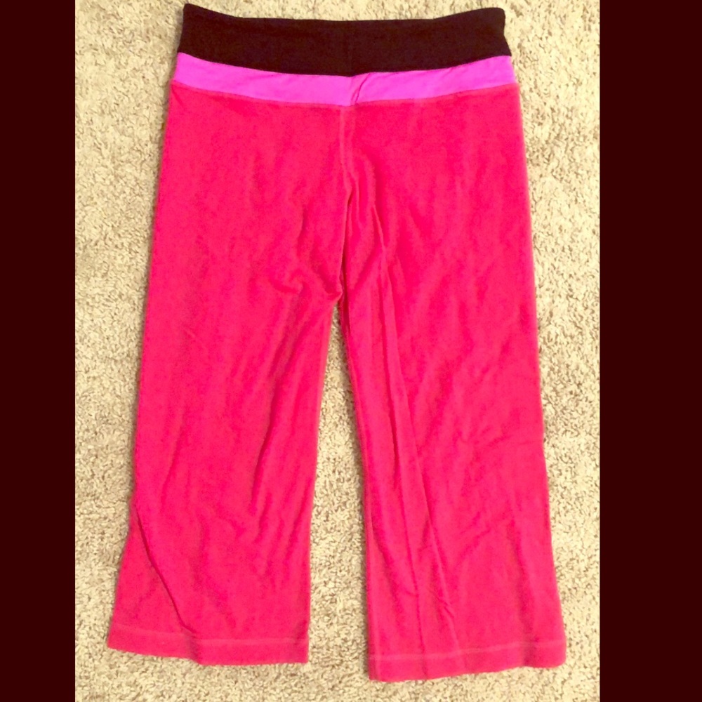 🎉 3 FOR $25 🎉 
Bright pink Lululemon crops 4